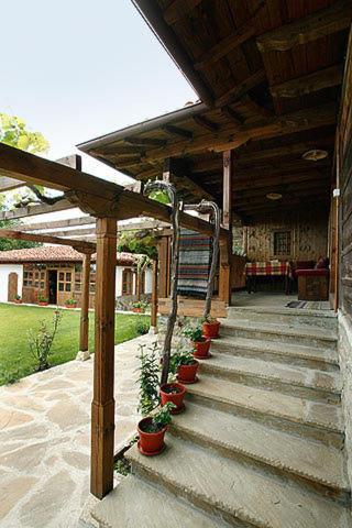 The House With The Vine Guest House Zheravna Bagian luar foto