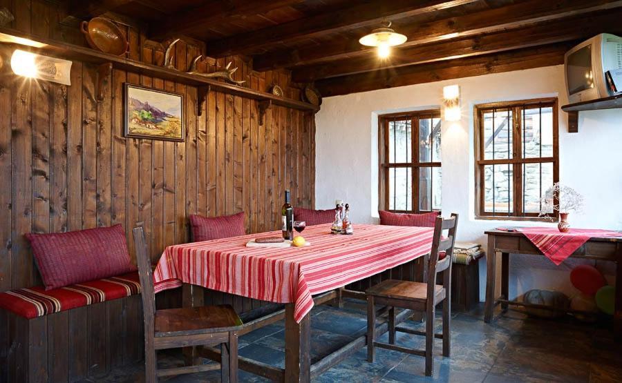 The House With The Vine Guest House Zheravna Bagian luar foto