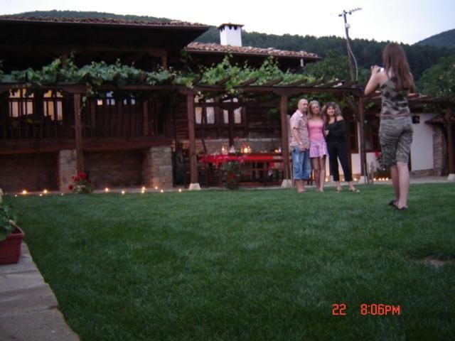 The House With The Vine Guest House Zheravna Bagian luar foto