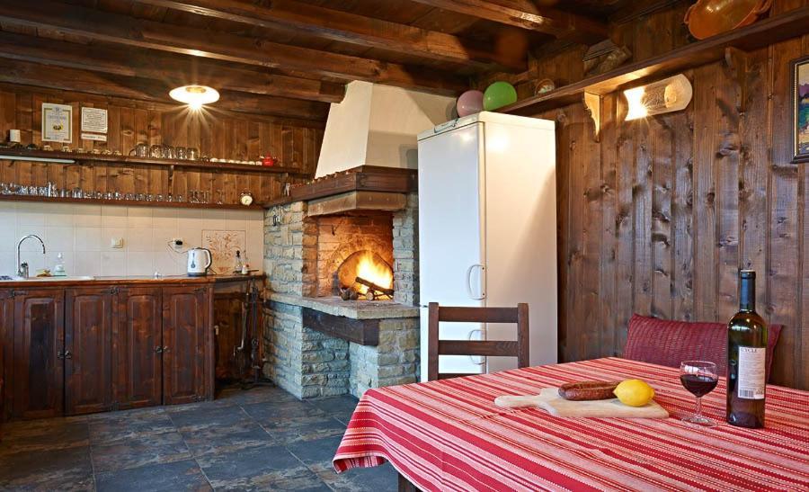 The House With The Vine Guest House Zheravna Bagian luar foto