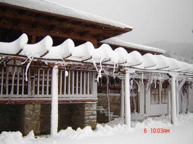 The House With The Vine Guest House Zheravna Bagian luar foto