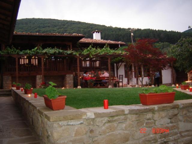 The House With The Vine Guest House Zheravna Bagian luar foto