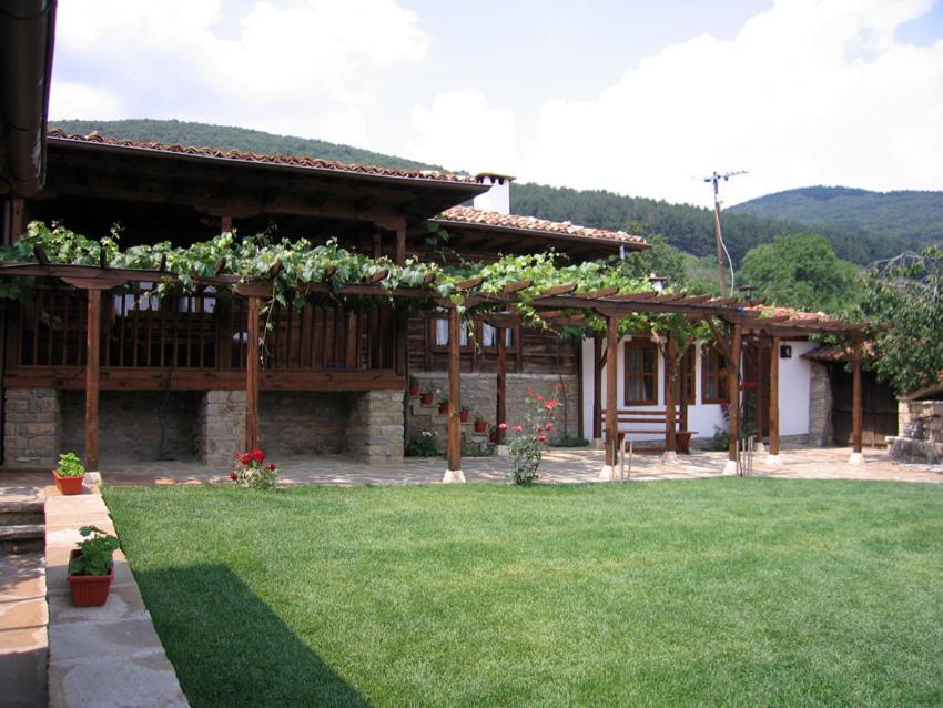 The House With The Vine Guest House Zheravna Bagian luar foto