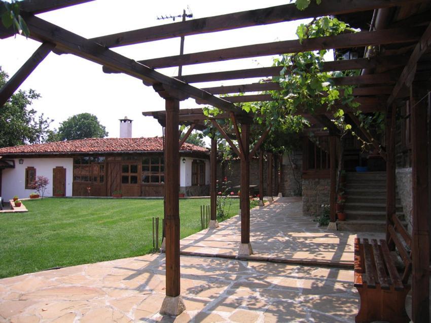 The House With The Vine Guest House Zheravna Bagian luar foto