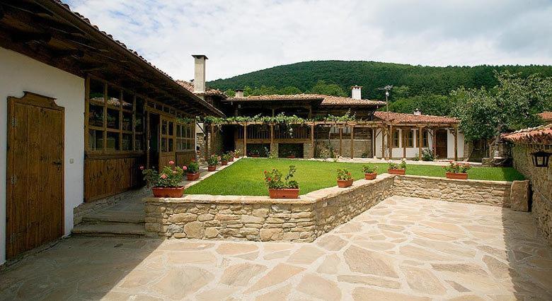 The House With The Vine Guest House Zheravna Bagian luar foto
