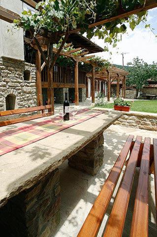 The House With The Vine Guest House Zheravna Bagian luar foto